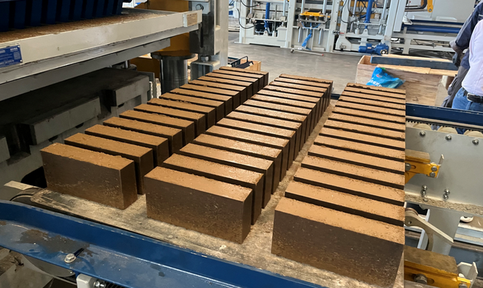 Mesin Pembuat Bata Otomatis ZN1500 Ndayakake Klien China Timur ing Pemanfaatan Sumber Daya Sludge